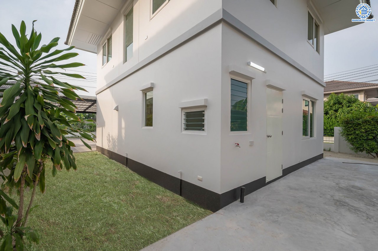 บ้านมือสองตกแต่งใหม่ จากแบรนด์Sansiri โครงการ คณาสิริ วัดพระเงิน หลังมุม ตกแต่งสไตล์โมเดิร์น เนื้อที่ 55.7 ตร.ว. ฟังก์ชัน 3 ห้องนอน 2 ห้องน้ำ 1 ห้องอเนกประสงค์ จอดรถได้ 2 คัน บนทำเลเดินทางสะดวก ใกล้รถไฟฟ้าสายสีม่วง "สถานีตลาดบางใหญ่" จุดขึ้นทางด่วน "ศรีรัช" และเซ็นทรัลเวสต์เกต